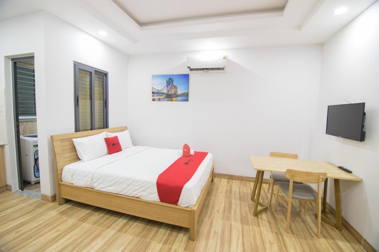 Reddoorz Premium Near E-Town Hotel Ho Chi Minh City Bagian luar foto