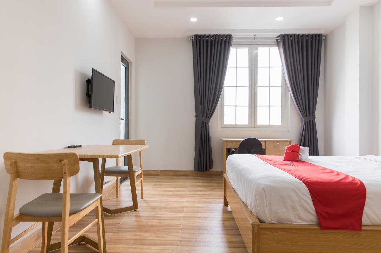 Reddoorz Premium Near E-Town Hotel Ho Chi Minh City Bagian luar foto