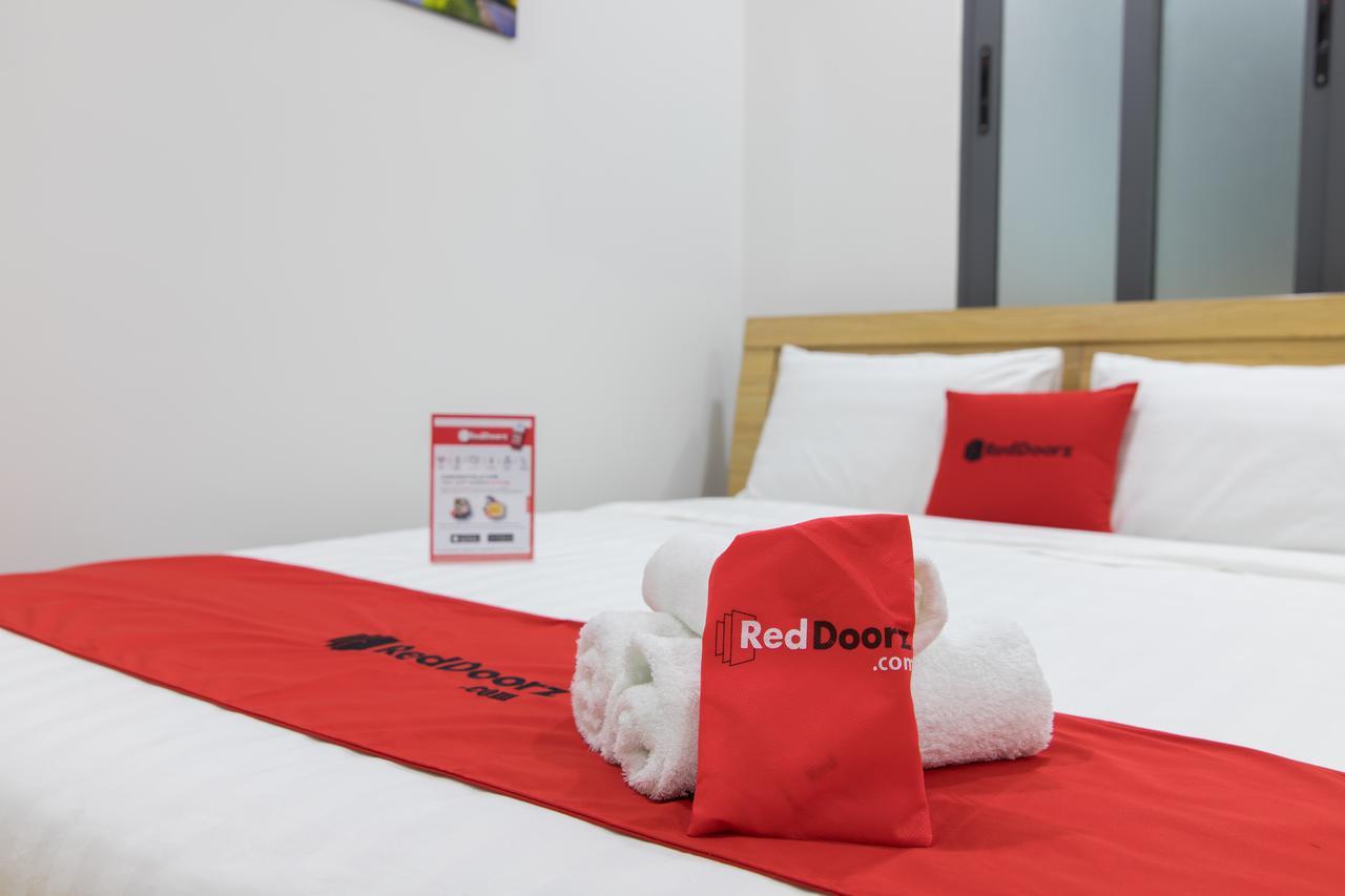 Reddoorz Premium Near E-Town Hotel Ho Chi Minh City Bagian luar foto