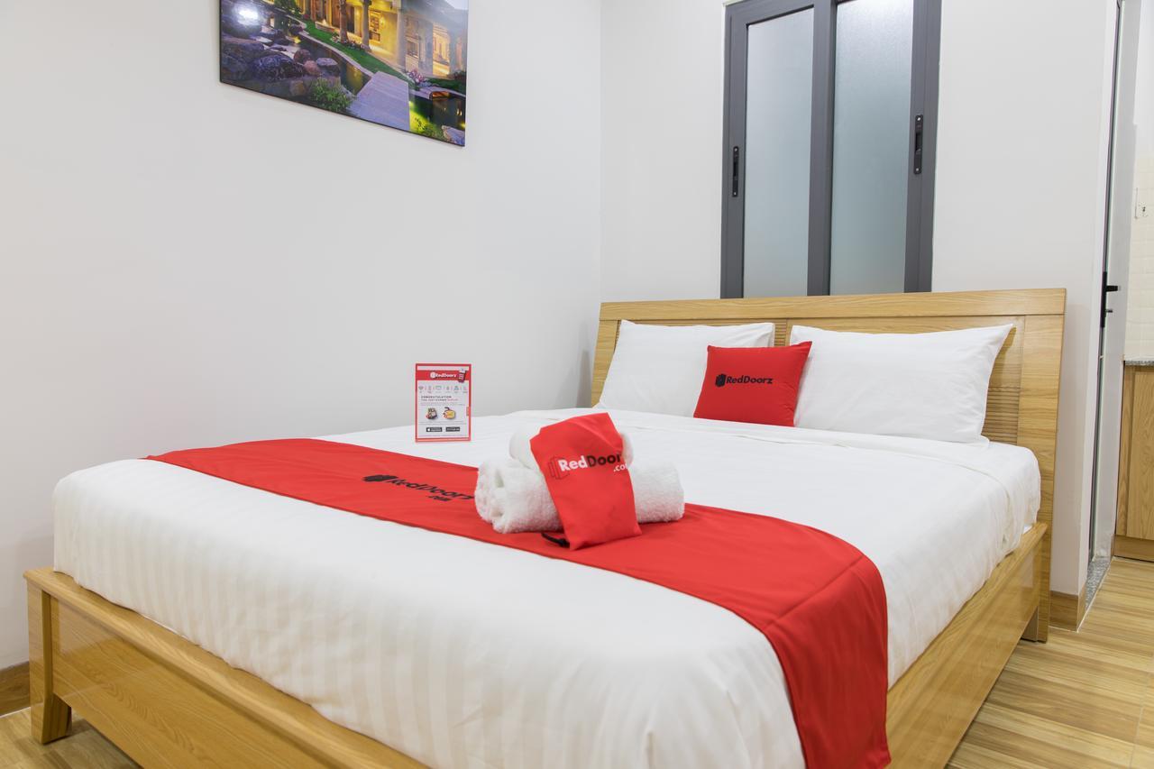 Reddoorz Premium Near E-Town Hotel Ho Chi Minh City Bagian luar foto