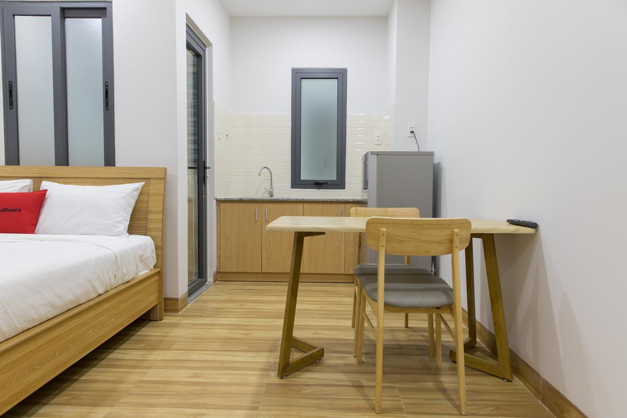 Reddoorz Premium Near E-Town Hotel Ho Chi Minh City Bagian luar foto