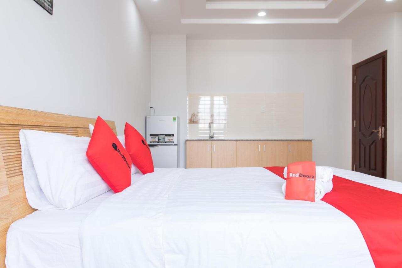 Reddoorz Premium Near E-Town Hotel Ho Chi Minh City Bagian luar foto