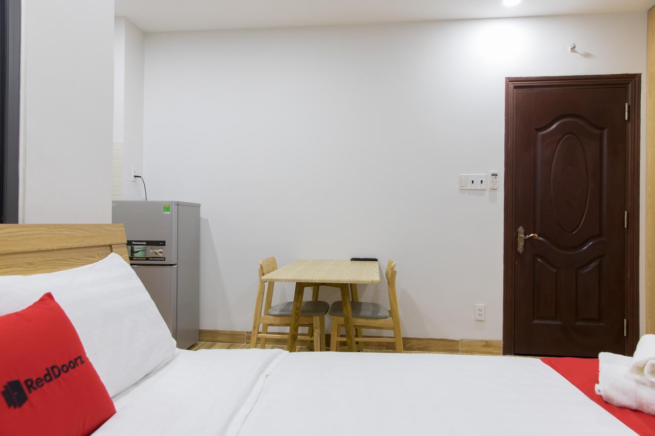 Reddoorz Premium Near E-Town Hotel Ho Chi Minh City Bagian luar foto