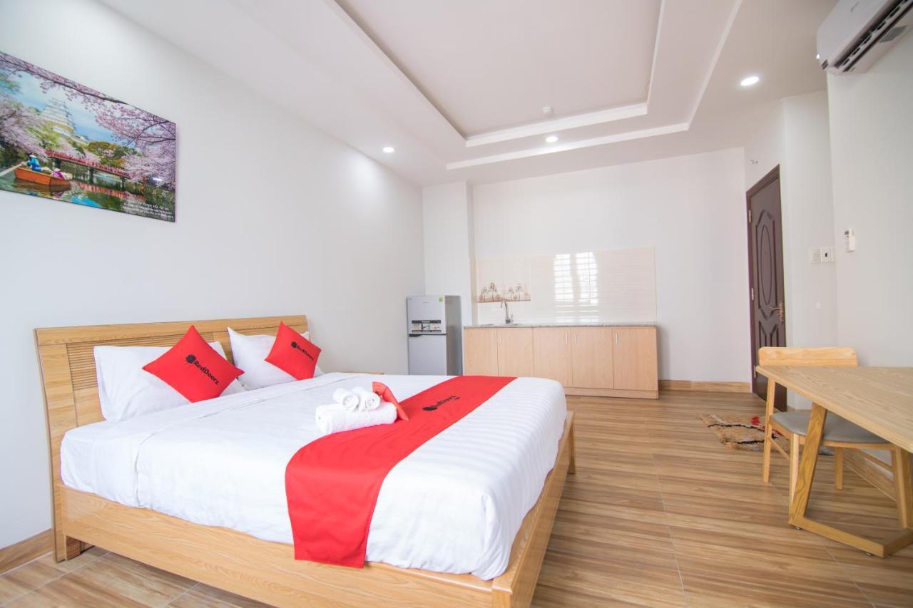Reddoorz Premium Near E-Town Hotel Ho Chi Minh City Bagian luar foto