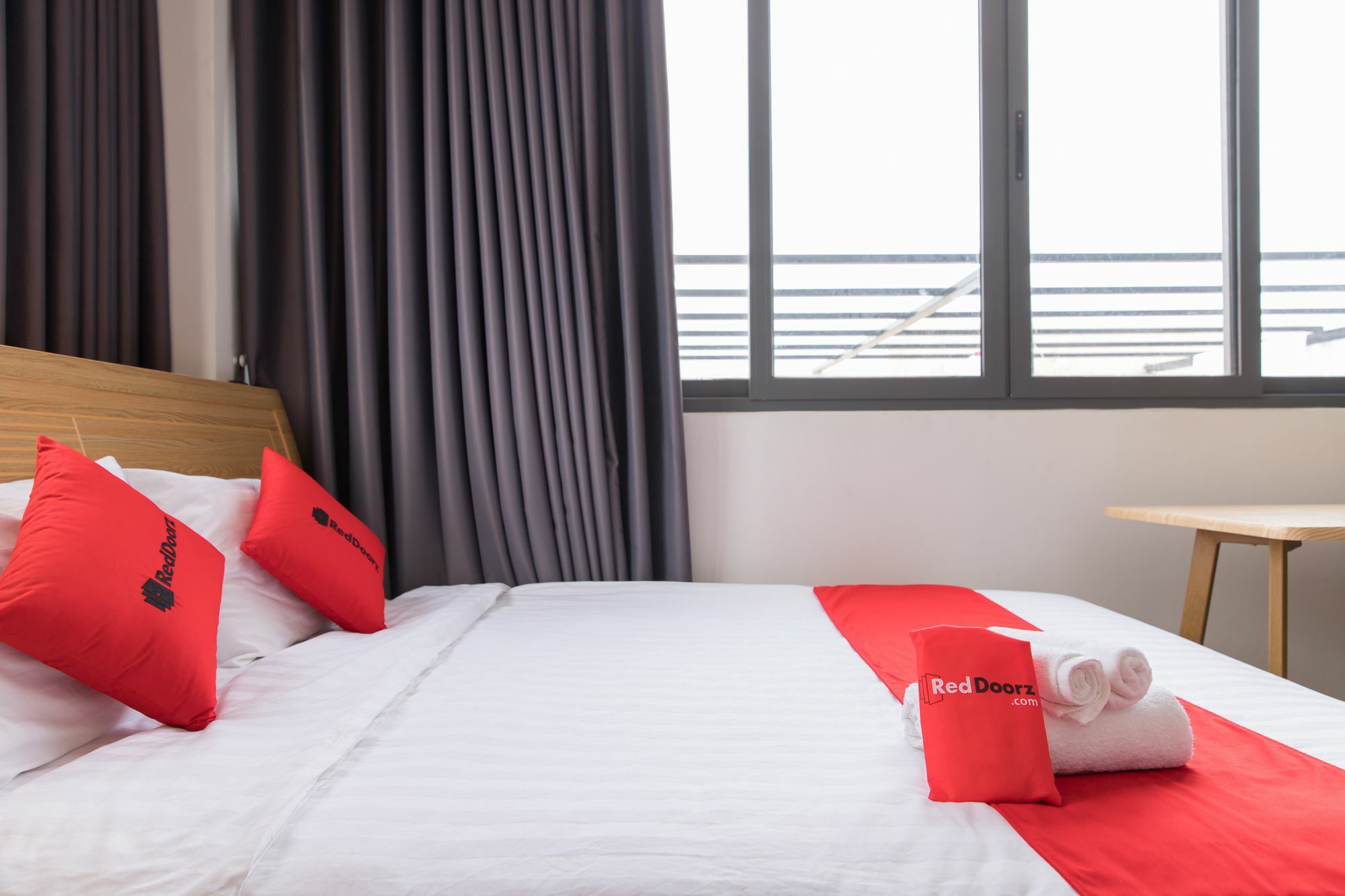 Reddoorz Premium Near E-Town Hotel Ho Chi Minh City Bagian luar foto
